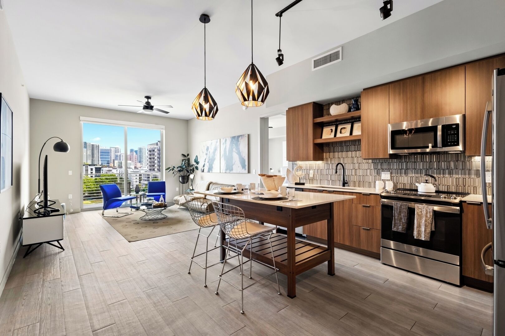 Una cocina moderna con armarios de madera, electrodomésticos de acero inoxidable y una isla grande.
