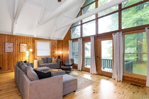 Smart-TV, Kamin, DVD-Player