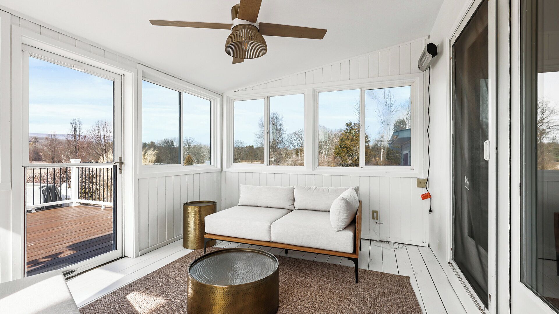 Smart TV, fireplace, ping pong, stereo