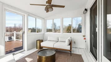 Smart TV, fireplace, table tennis, stereo