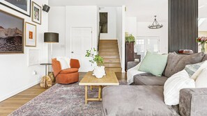 Smart-tv, een open haard, een tafeltennistafel en een stereo