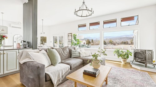 Recently Renovated Mountain Home close to Ski Mountains of Hunter and...