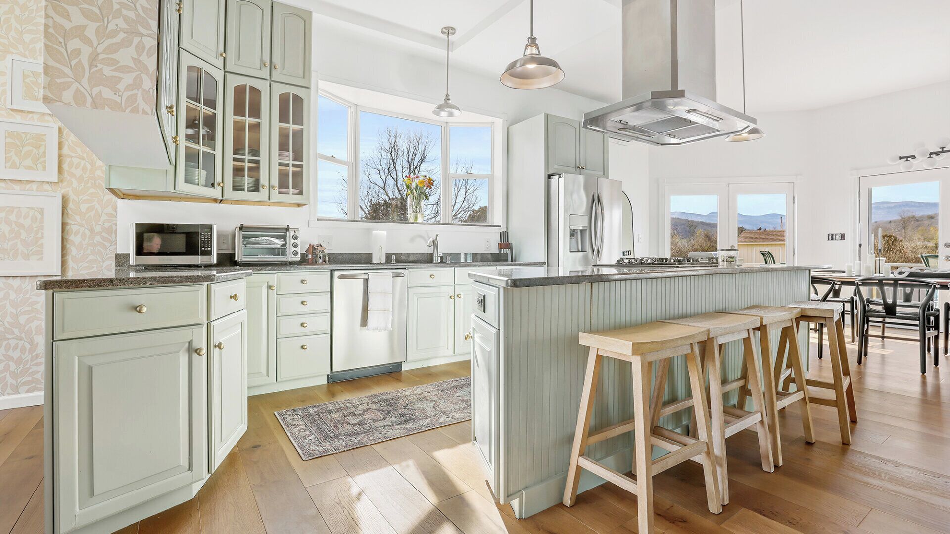 Mikrobølgeovn, ovn, kokeplater og kjøkkenutstyr