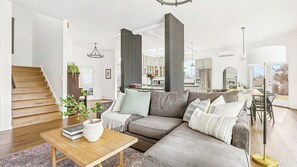 Smart-tv, een open haard, een tafeltennistafel en een stereo