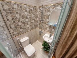 Bañera con ducha, artículos de tocador gratuitos, secador de pelo, bidet