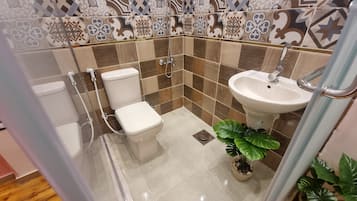 Chuveiro/banheira combinados, produtos de toalete grátis