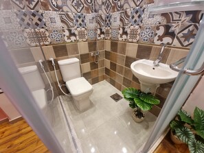 Combined shower/tub, free toiletries, hair dryer, bidet