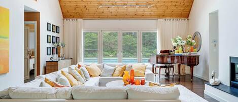 Smart-tv en een open haard