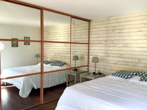 4 bedrooms, iron/ironing board, free WiFi, bed sheets