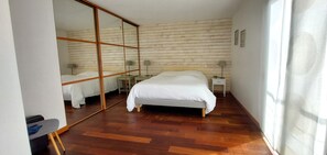 4 Schlafzimmer, BĂŒgeleisen/BĂŒgelbrett, kostenloses WLAN, BettwĂ€sche