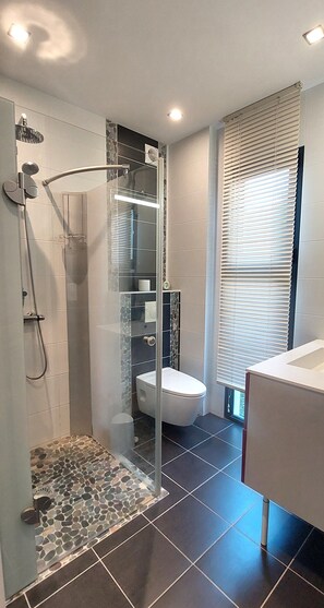 Dusche, Haartrockner, Handtücher, Toilettenpapier