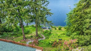 A lush garden with a gazebo and a view of a lake. - Lakefront Getaway For 4 with Swimming, Kayaks (Snohomish)