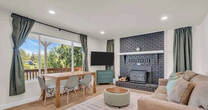 Lakefront Getaway For 4 with Swimming, Kayaks