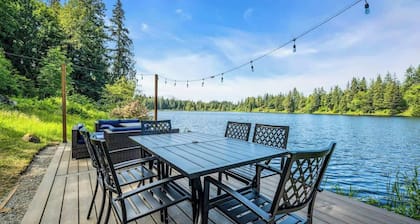 Lakefront Getaway For 4 with Swimming, Kayaks