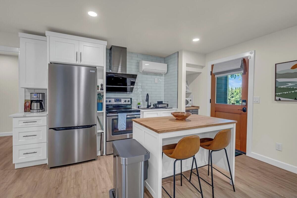 Coffee/tea maker, fridge, microwave, oven