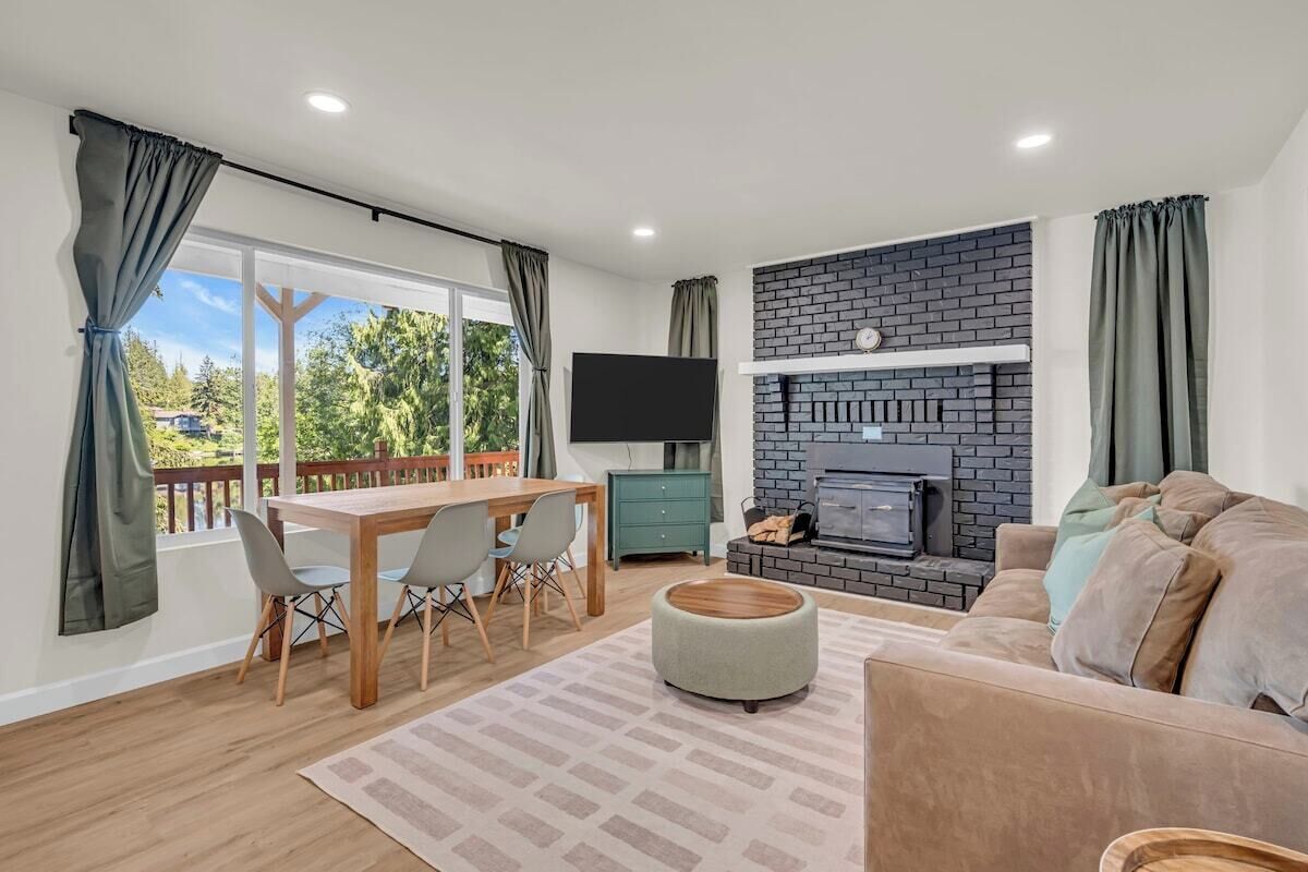 TV, fireplace, offices