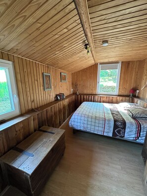 1 habitación, tabla de planchar con plancha, wifi y ropa de cama