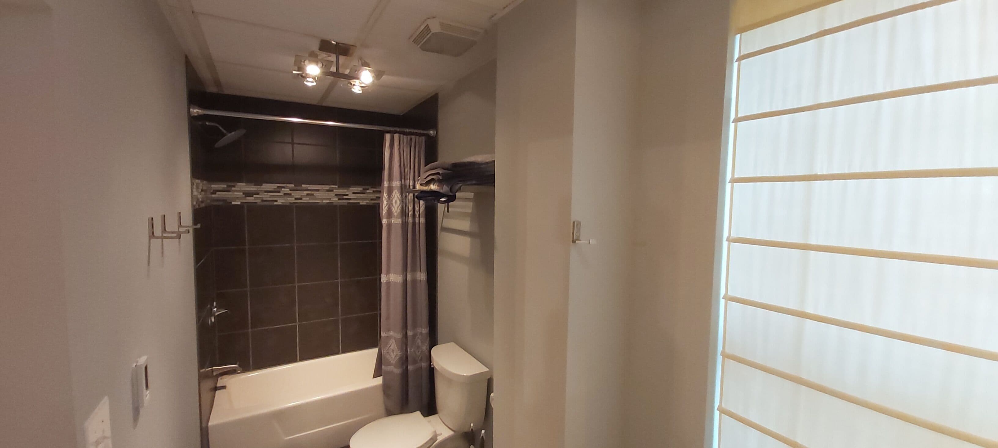 Un bagno con vasca, water e cabina doccia.