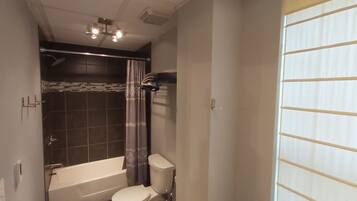 Un bagno con vasca, water e cabina doccia.