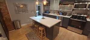 Frigorífico, microondas, horno y placa de cocina