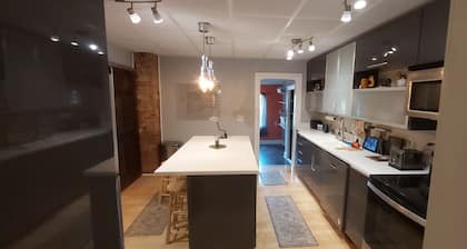 Renovated Apartment with Modern Amenities, Fenced-In Back Yard -Downtown Ashland