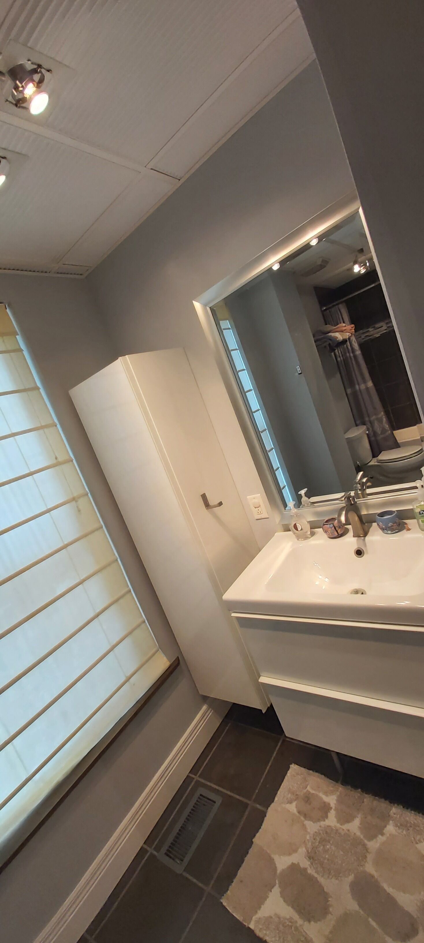 Hiustenkuivaaja, pyyhkeet, saippua, sampoo