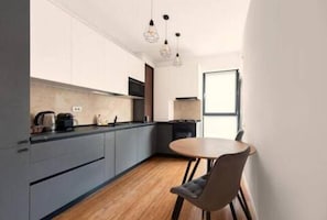 Full-sized fridge, microwave, oven, stovetop