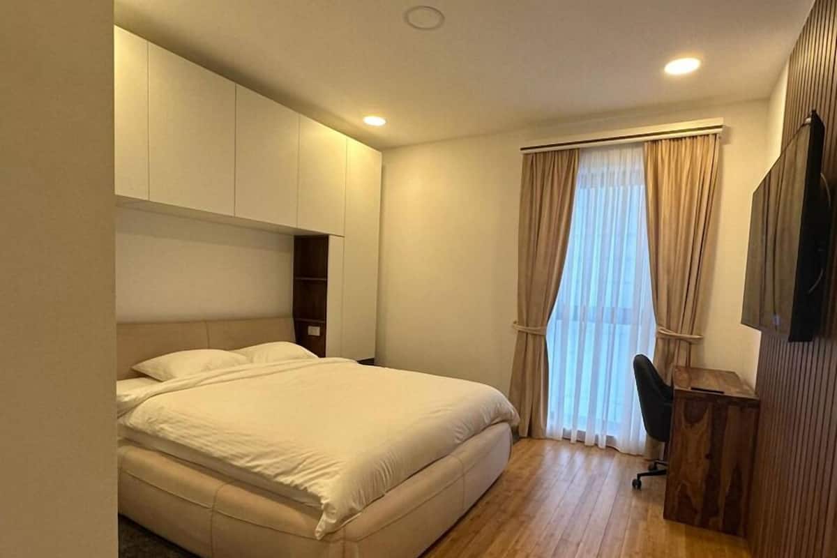 1 bedroom, hypo-allergenic bedding, desk, laptop workspace