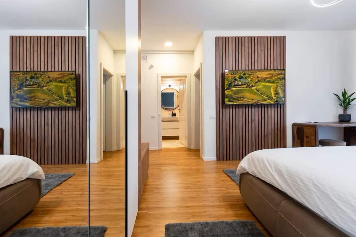 1 bedroom, hypo-allergenic bedding, desk, laptop workspace