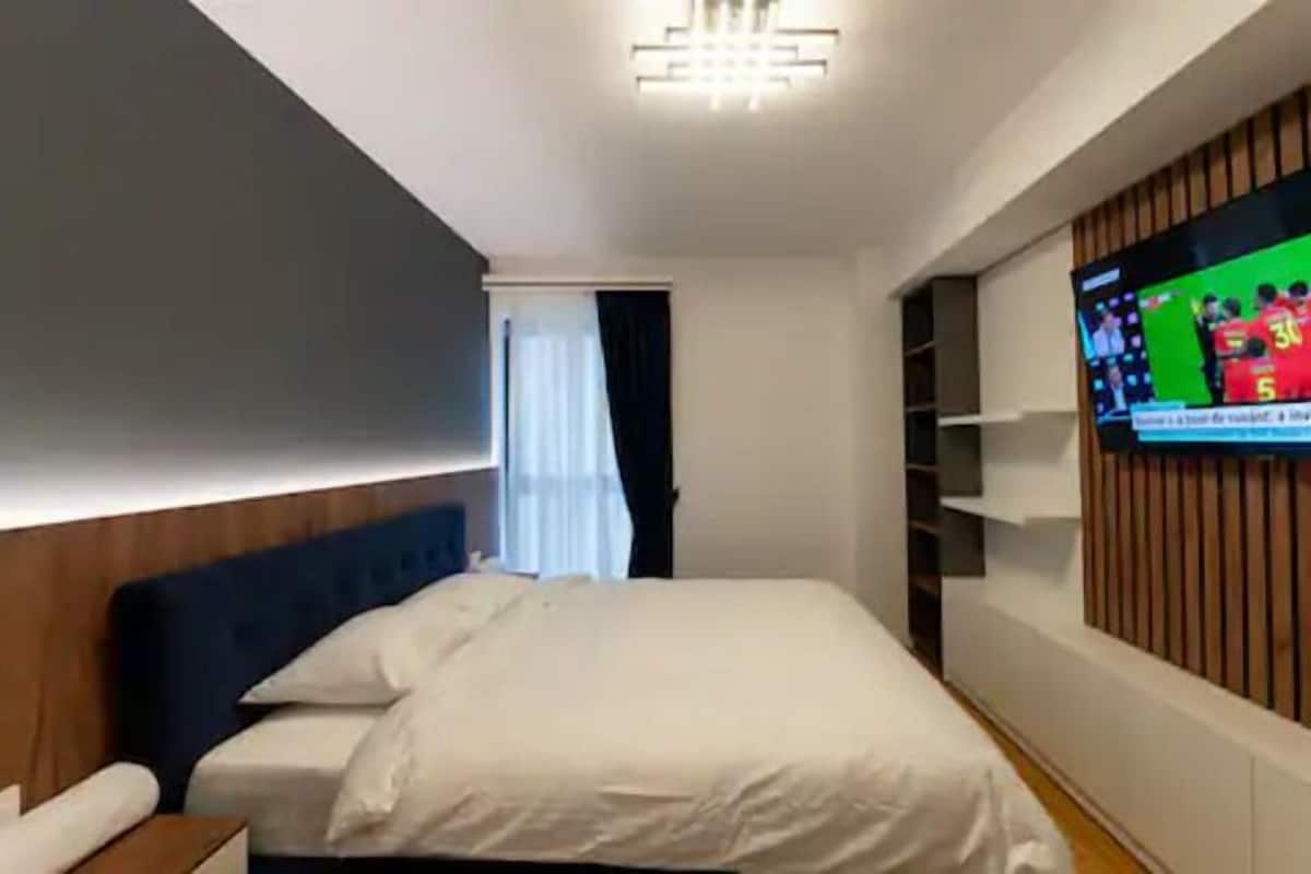 1 bedroom, hypo-allergenic bedding, desk, laptop workspace