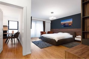 1 bedroom, hypo-allergenic bedding, desk, laptop workspace