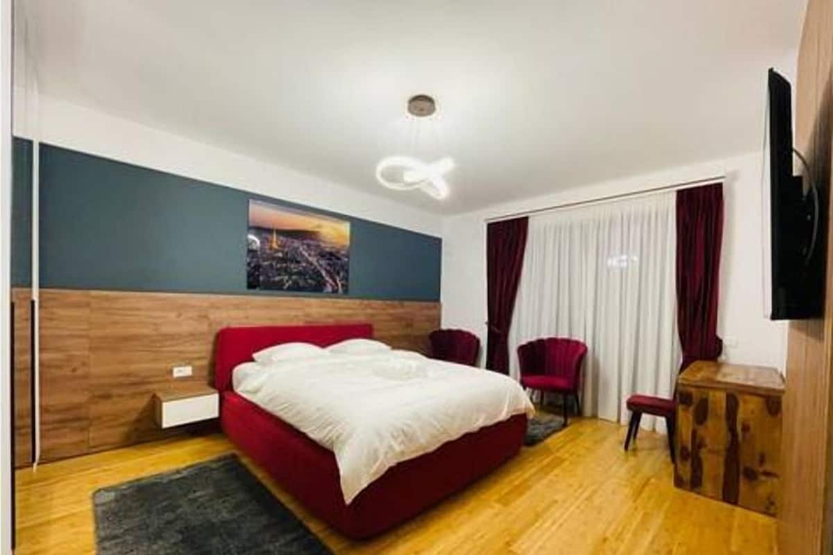 1 bedroom, hypo-allergenic bedding, desk, laptop workspace