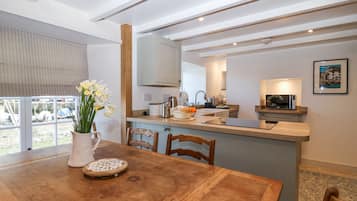 Cottage | Dining