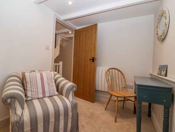 Cottage | Living area - Harbour View (Looe)