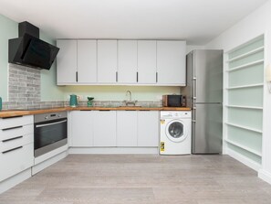 Kühlschrank, Mikrowelle, Ofen, Geschirrspüler