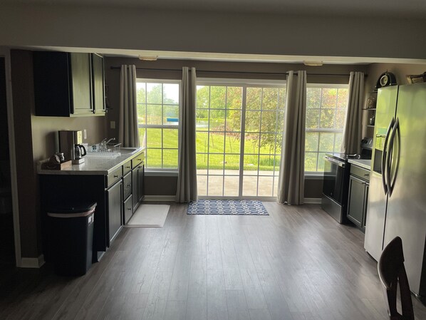 Een koelkast, een magnetron, een oven, een kookplaat