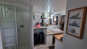 Sèche-cheveux, serviettes fournies, papier toilette