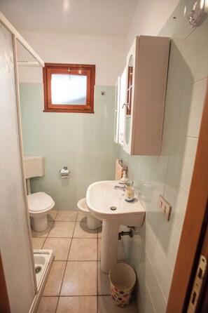 Appartement, 2 chambres, balcon | Salle de bain