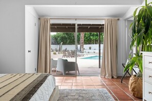 Iron/ironing board, Internet, bed sheets