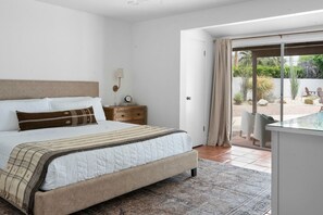 Tabla de planchar con plancha, internet y ropa de cama 