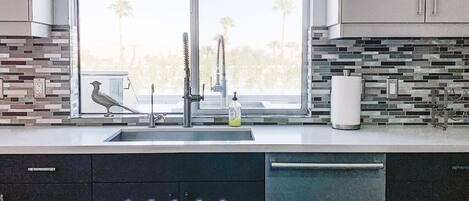 雪櫃、微波爐、焗爐、爐具