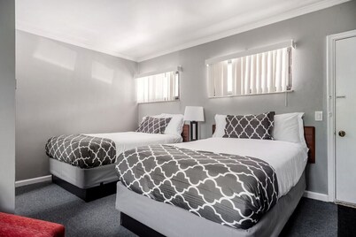 Stay in Browntown for 4: Cozy Room With Minifridge