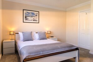 3 bedrooms, iron/ironing board, travel cot, free WiFi - Quayside - family friendly house by the marina (dog considered!) (Eastbourne)