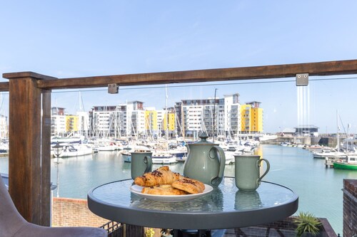 Quayside - family friendly house by the marina (dog considered!)