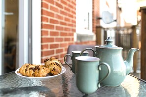 Outdoor dining - Quayside - family friendly house by the marina (dog considered!) (Eastbourne)