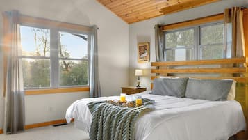 5 makuuhuonetta, työpöytä, silitysrauta/-lauta, vauvan matkasänky