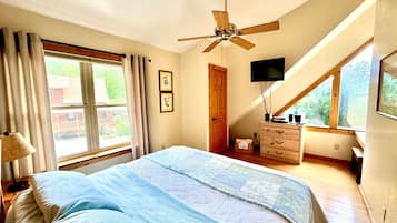 5 habitaciones, escritorio y tabla de planchar con plancha