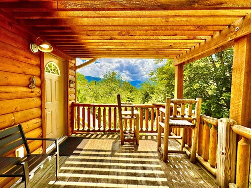 Spacious 5BR Cabin | Close to Maggie Valley