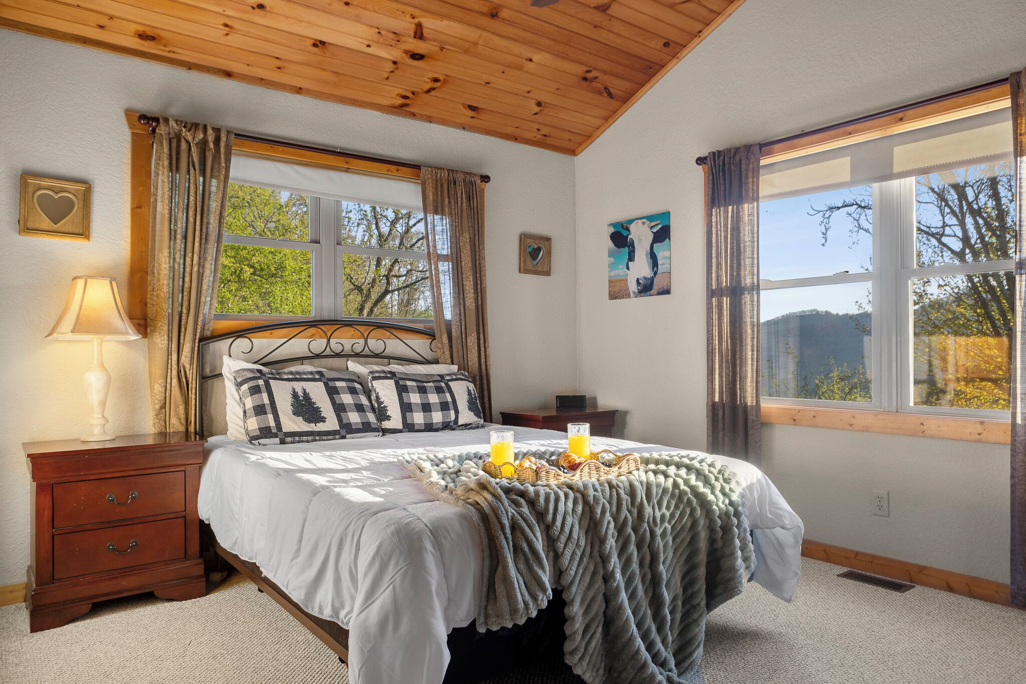 5 chambres, bureau, fer et planche à repasser, lit parapluie