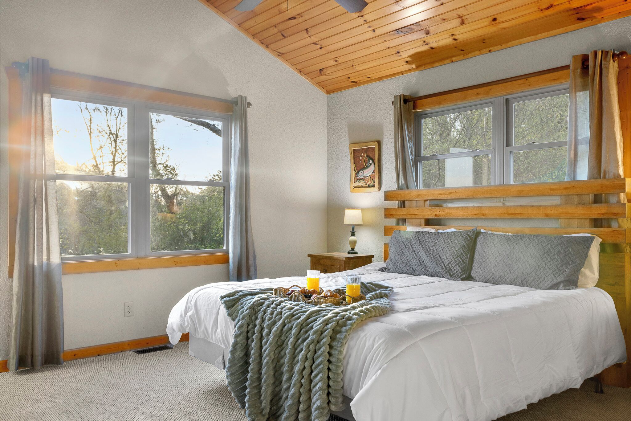 4 chambres, bureau, fer et planche à repasser, lit parapluie